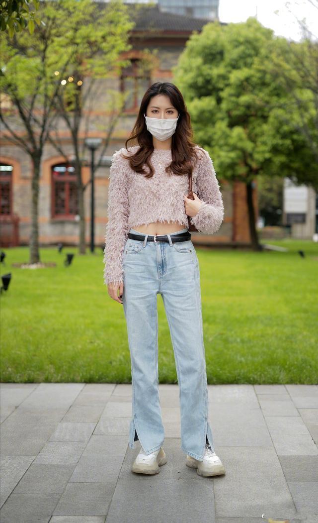 女人再懒,穿毛衣也别配打底裤,学下面潮人这样来穿,保暖显气质