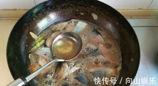煮鱼时加上一点“它”，鱼肉不腥汤汁更香，还有很多人都不知道！