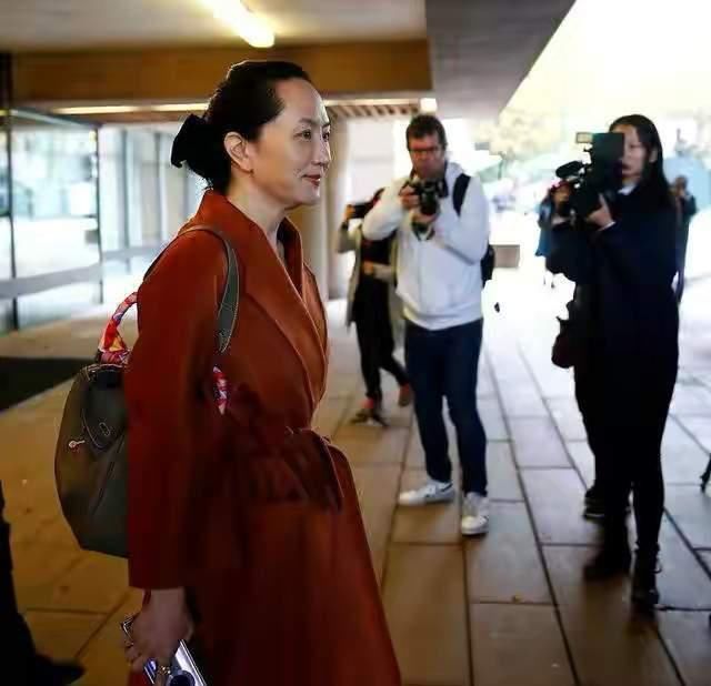 选择|孟晚舟从容出庭,穿焦糖色“浴袍”大衣知性优雅,美得高级大气