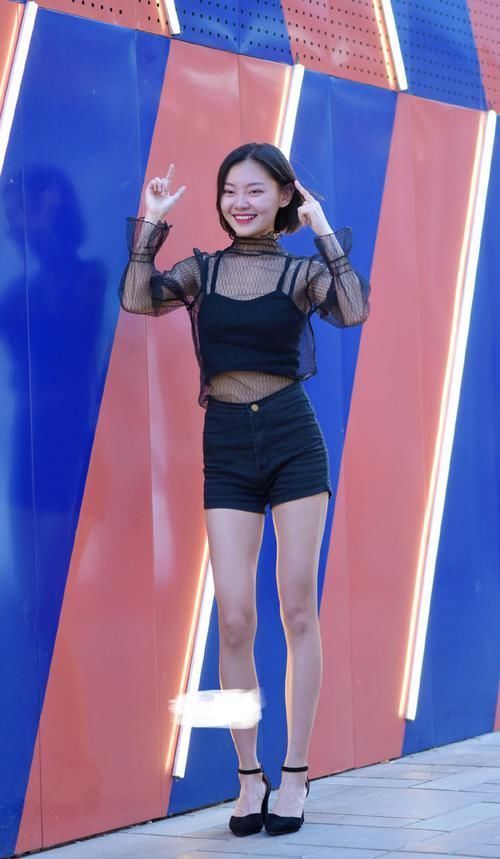 路人街拍一群身材很棒的小姐姐，“炫腹”+秀腿谁顶得住啊