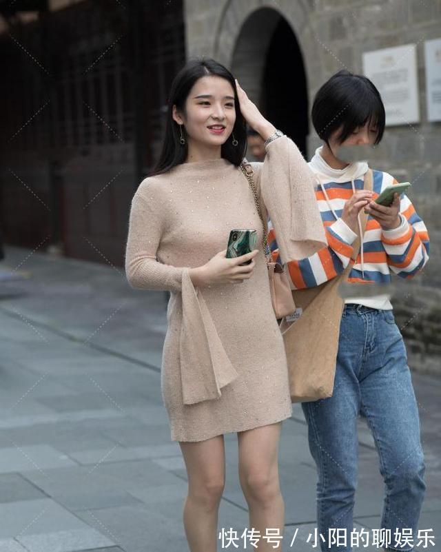 毛衣裙 小姐姐“米色毛衣裙搭配超长袖子”，优雅气质，知性温柔，太美了