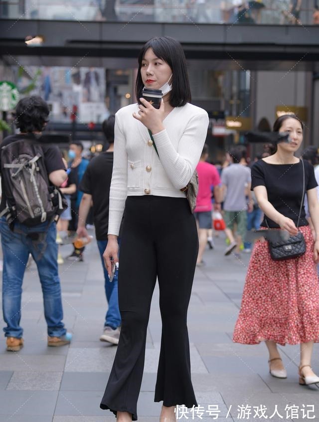 喇叭裤 洁白针织衫搭配纯黑喇叭裤,简约干练,知性大气!