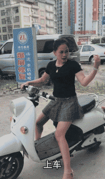 |搞笑GIF:一开门就碰到财神爷,今天要发财了吗