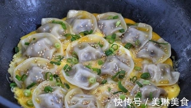 吃饺子不用水煮,加鸡蛋煎一煎,营养翻倍味道好,孩子天天点名要