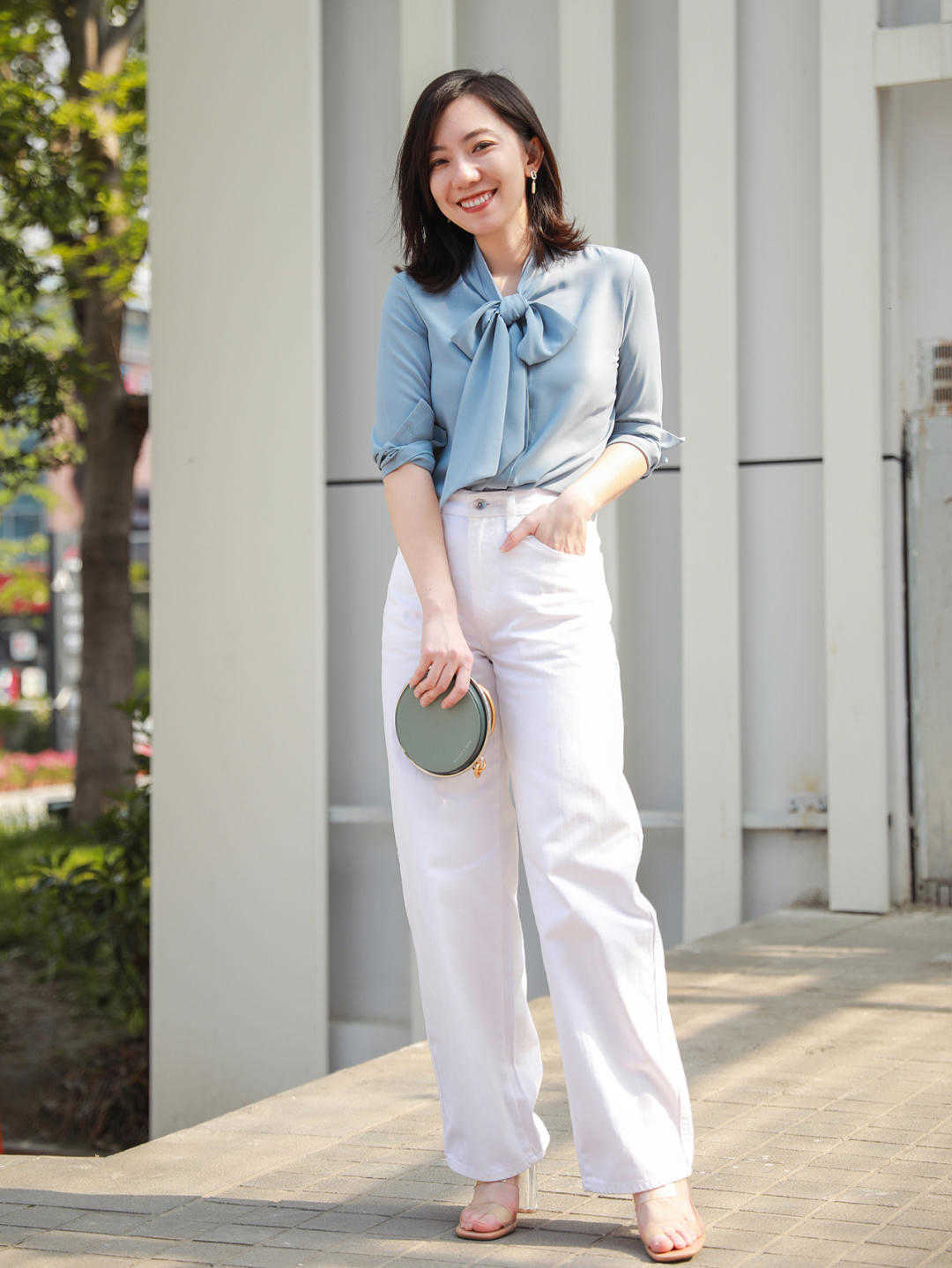 时尚博主|职场面试怎么穿?白色系带衬衫配西装裤干练优雅,一点不呆板