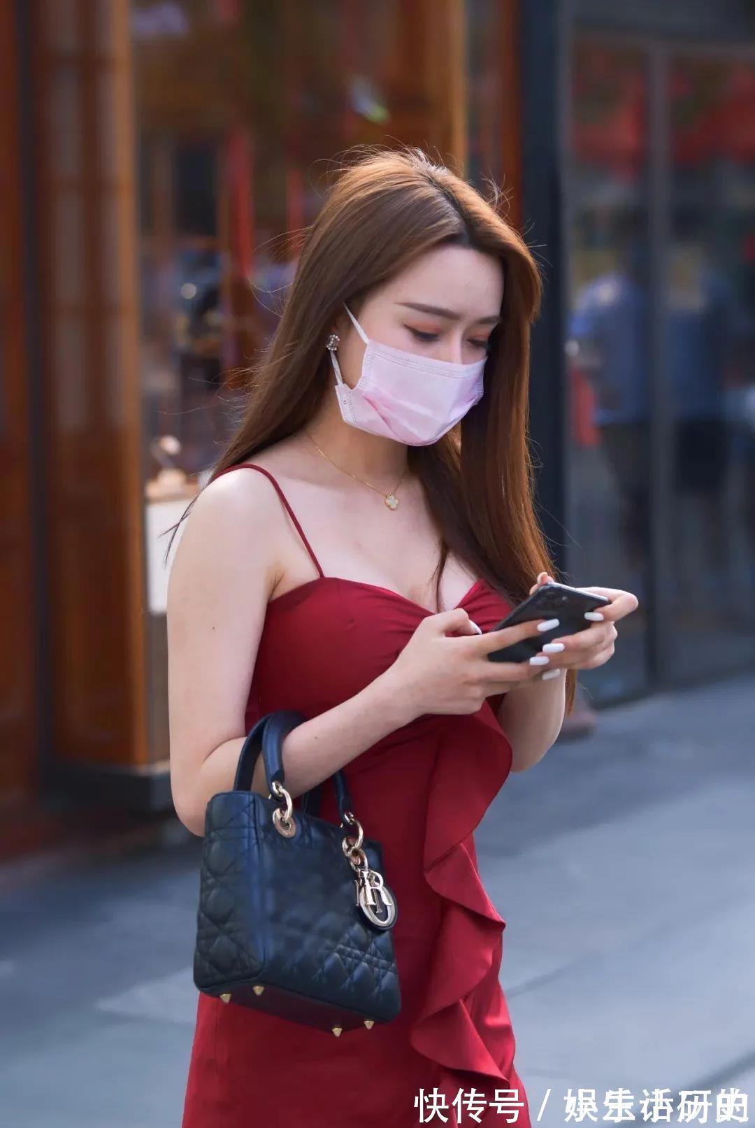 连衣裙 深红吊裙很深沉,气质美女不担心,有颜有料是底气