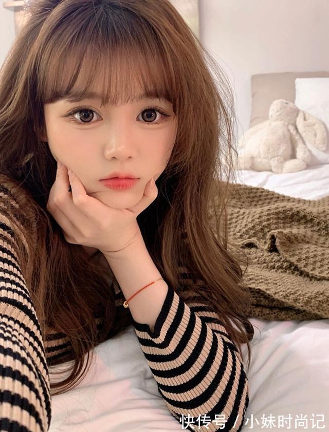 妆容|美女漂亮了穿什么都好看,V领薄款毛衣再搭配上减龄妆容,漂亮