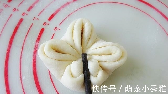 用一根筷子就能完成的枣花馒头,做法真简单,寓意吉祥又美好!