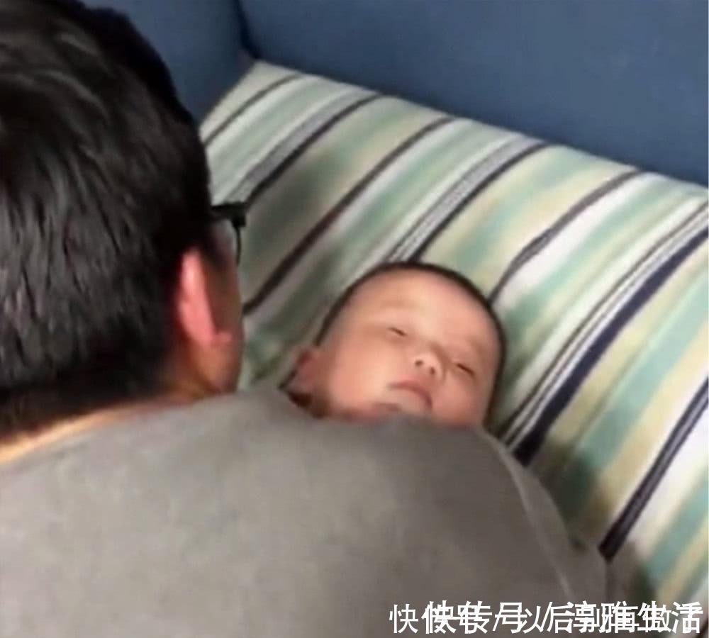 宝宝|爸爸好不容易将宝宝哄睡,接下来竟是如此情况,爸爸不淡定