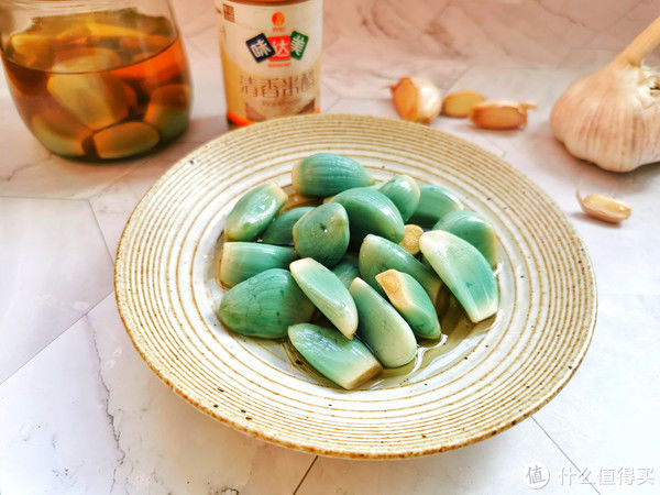腌腊八蒜,别只知道放醋,牢记“3不要”,3天就变绿,香脆解腻