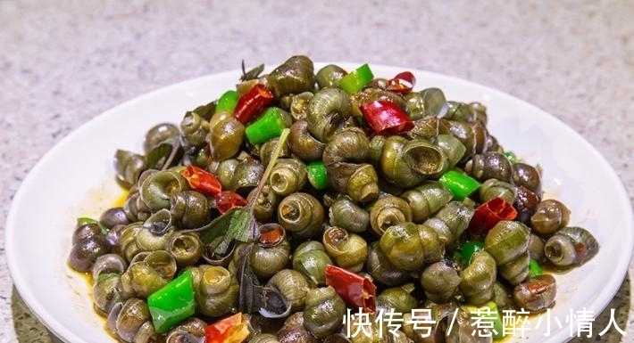 女子在水田里捡了一篮“田螺”，回家准备爆炒，邻居：快扔掉