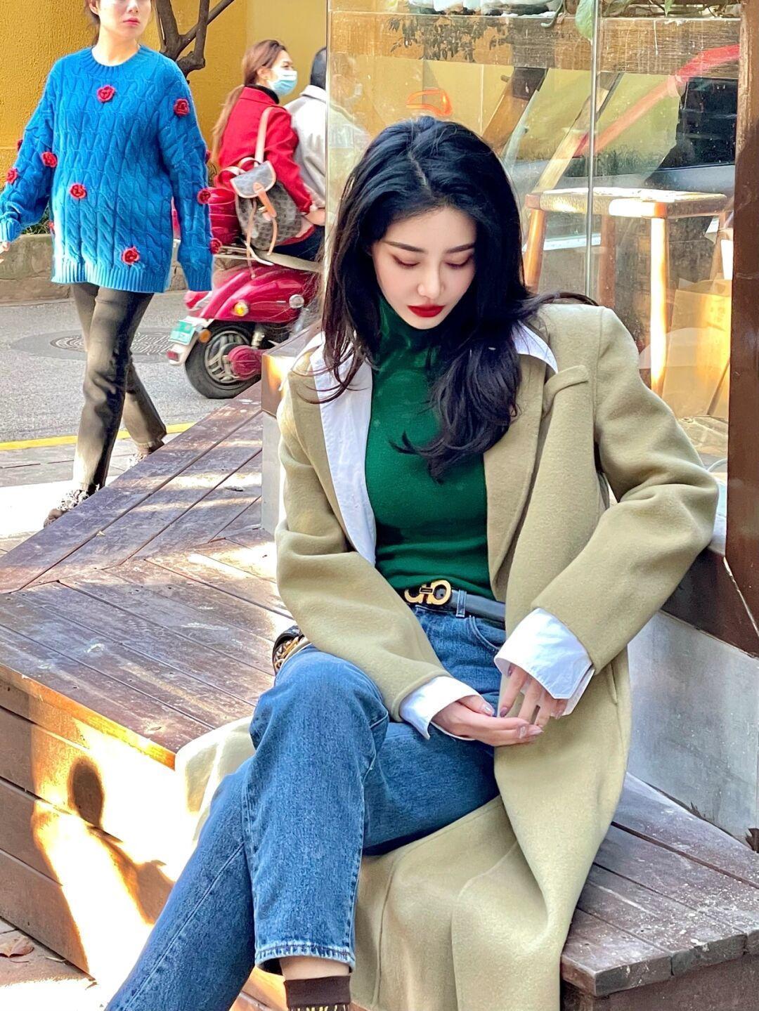 子女生 冬天毛衣怎样搭配出时尚感!紫色毛衣搭配皮裙,高级又不失个性!