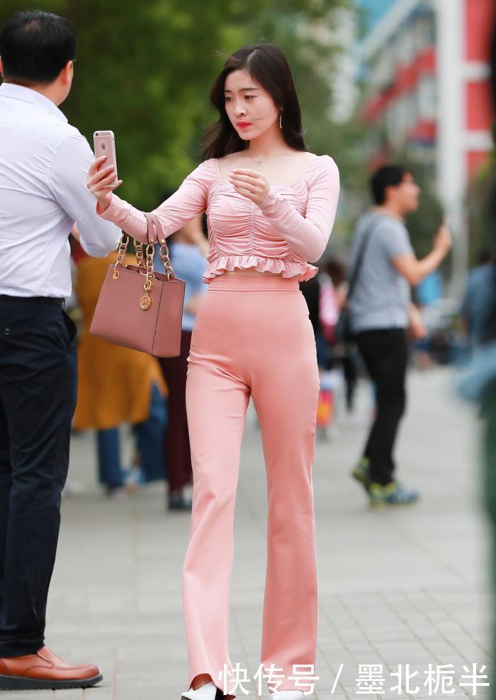 穿“微喇裤”的女生，选择搭配时髦上衣，秀出了优雅休闲的造型