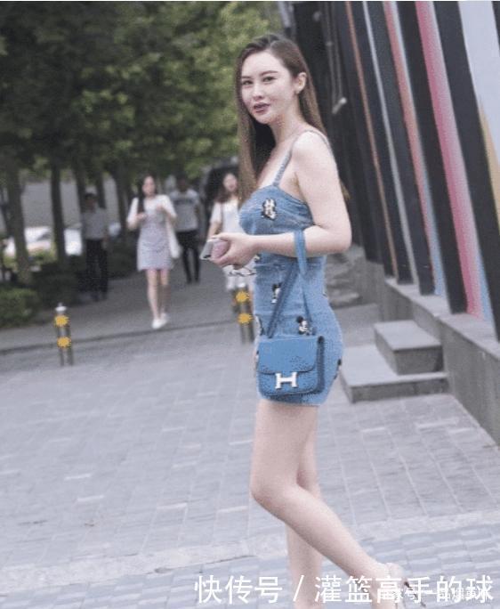 少女|吊带牛仔裙,裙上的米老鼠印花十分减龄,一副“清纯少女”的装扮