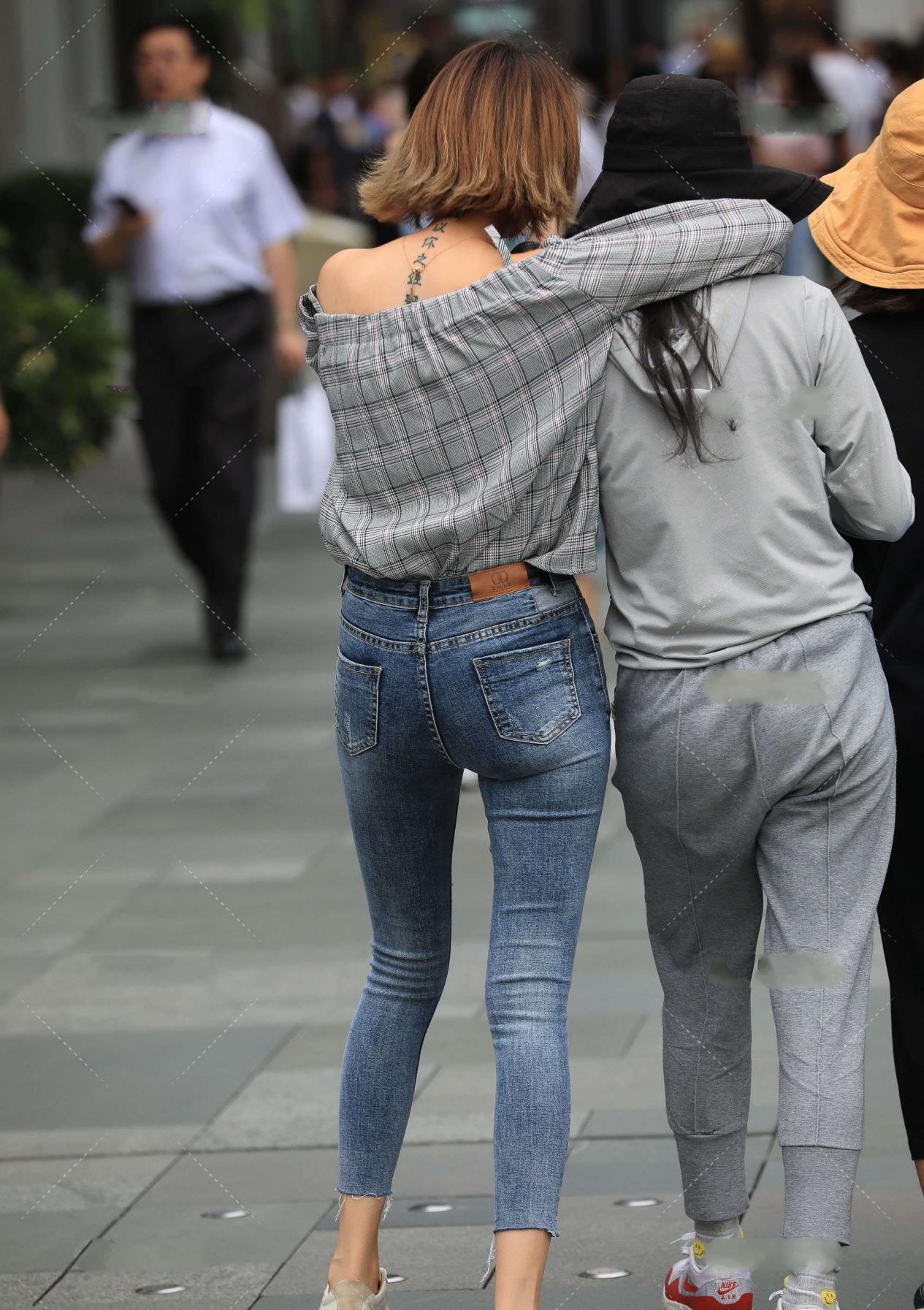 搭配|蓝色牛仔裤如何搭配才能与众不同？分享穿衣小妙招，轻松引领潮流