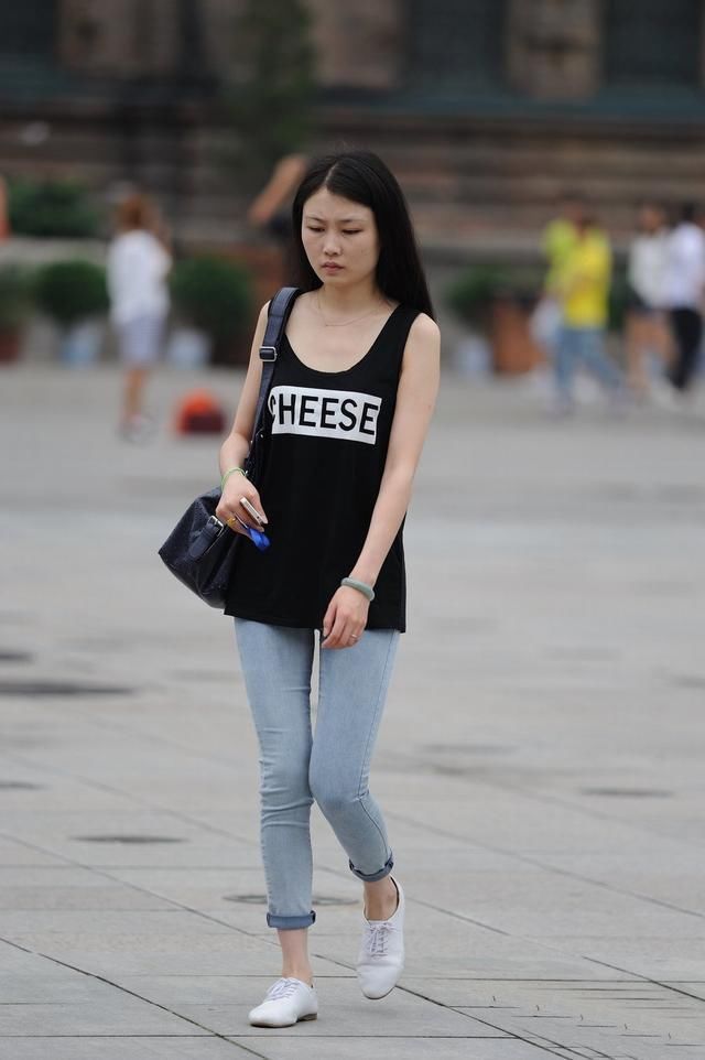 牛仔裤穿起来非常时髦有范，修身的版型尽显你窈窕好身姿