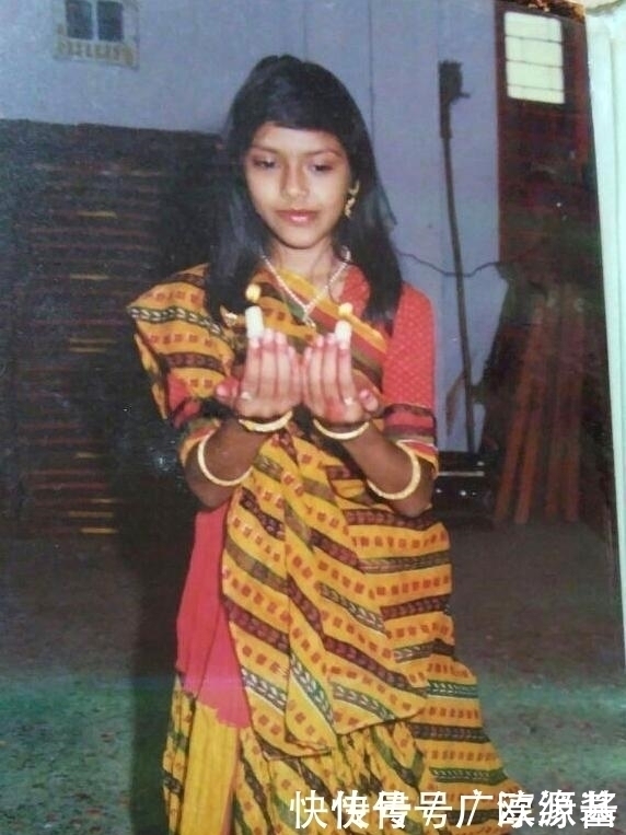 monik女子长达20年不剪头发,头发长16米,洗一次头要花4个小时