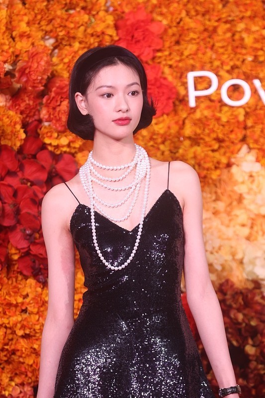 小黑裙 邱天真的“瘦得吓人”, 黑色吊带裙秀不出曲线感, 真的全靠颜值撑