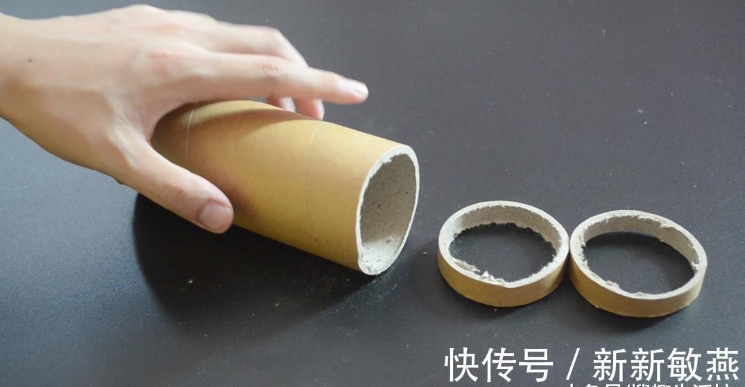 纸筒粘在旧衣架上面, 很多人不知道有啥用, 看完你会感谢我的