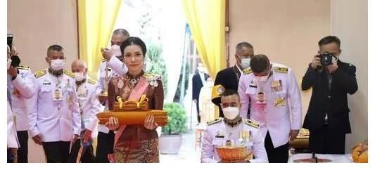 国王@诗妮娜被委以重任,代替国王出席活动,43岁苏提达被抢风头