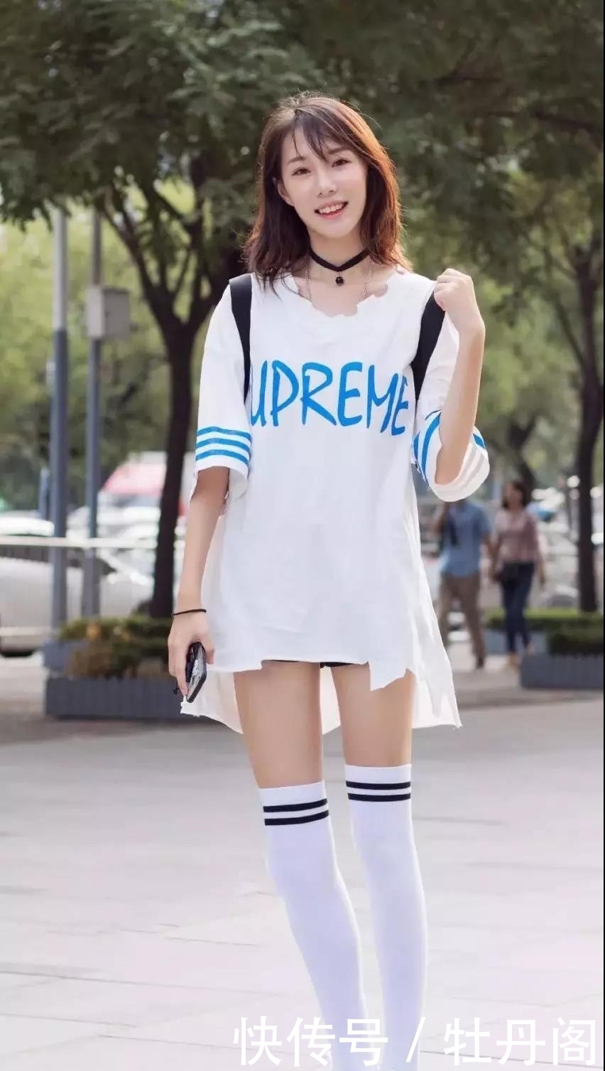 裤裤|美图:街拍黑色紧身短裙和白色裤裤若隐若现运动衣,你喜欢哪个