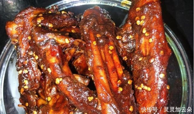 年夜饭首选甜辣酱香卤鸭货，酱香浓郁，肉嫩有嚼劲