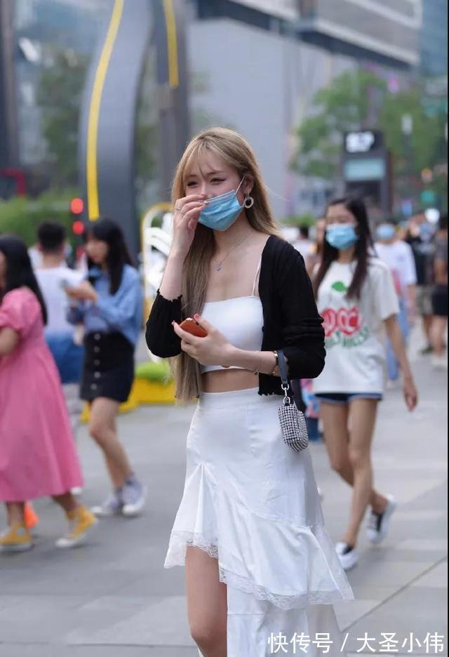 街拍 美女街拍:白与黑,性感成熟又青春,这样的小姐姐多来几打!