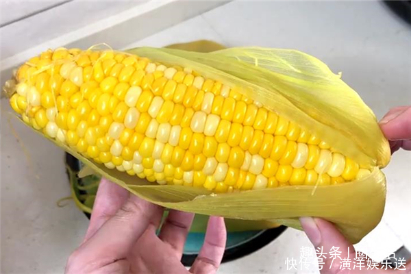 学学|煮玉米不要清水下锅,多加2样东西,玉米更加香甜软糯,快学学