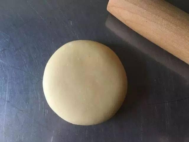 这种饼不加一滴水，吃在嘴里满口香，出锅后孩子都抢着吃！