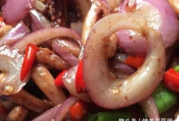 洋葱炒鱿鱼|立冬以后孩子体虚降温脸色差,多吃滋补菜,滑嫩可口强体质