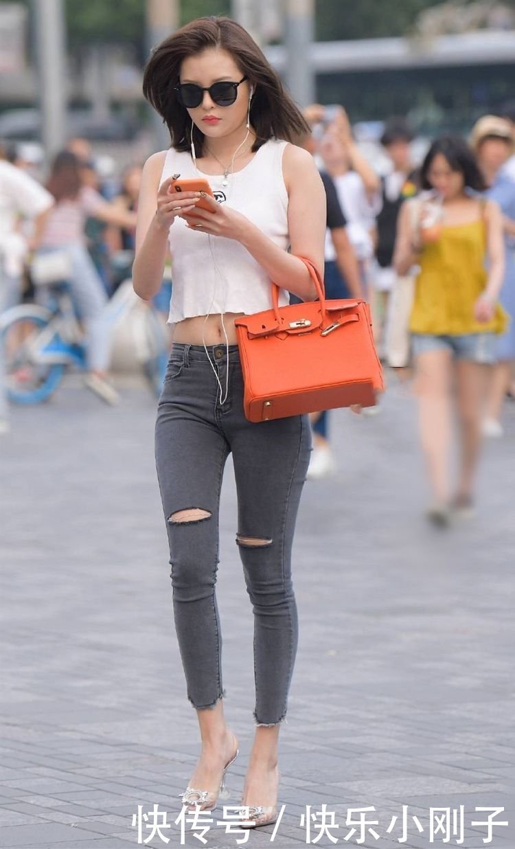 娇俏|小个子女生穿紧身牛仔裤,搭配一双水晶高跟鞋,彰显娇俏可爱