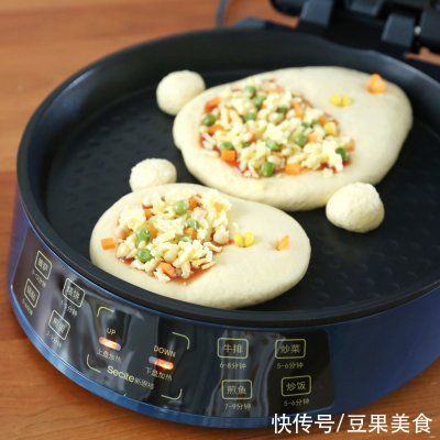 玉米豆|你和幸福就差这一份电饼铛版本，可爱萌萌的小鸡披萨