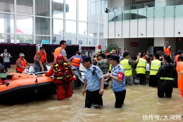 补给|一下午转移3000余名病号 病人说，看到你们身上的警服心里就踏实了