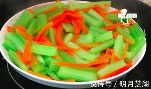 焯水|炒芹菜时，先焯水或直接炒都不对，牢记三个技巧，芹菜脆嫩不塞牙