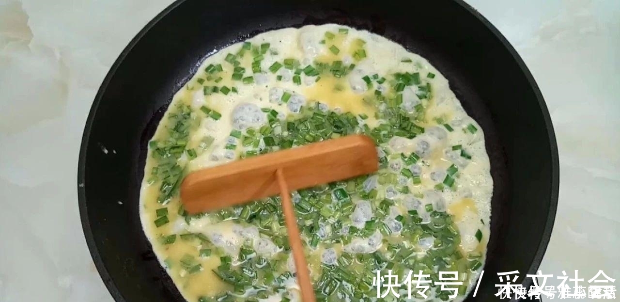口水|早餐新吃法, 手不沾面, 做出来比鸡蛋饼营养又好吃, 边吃边流口水