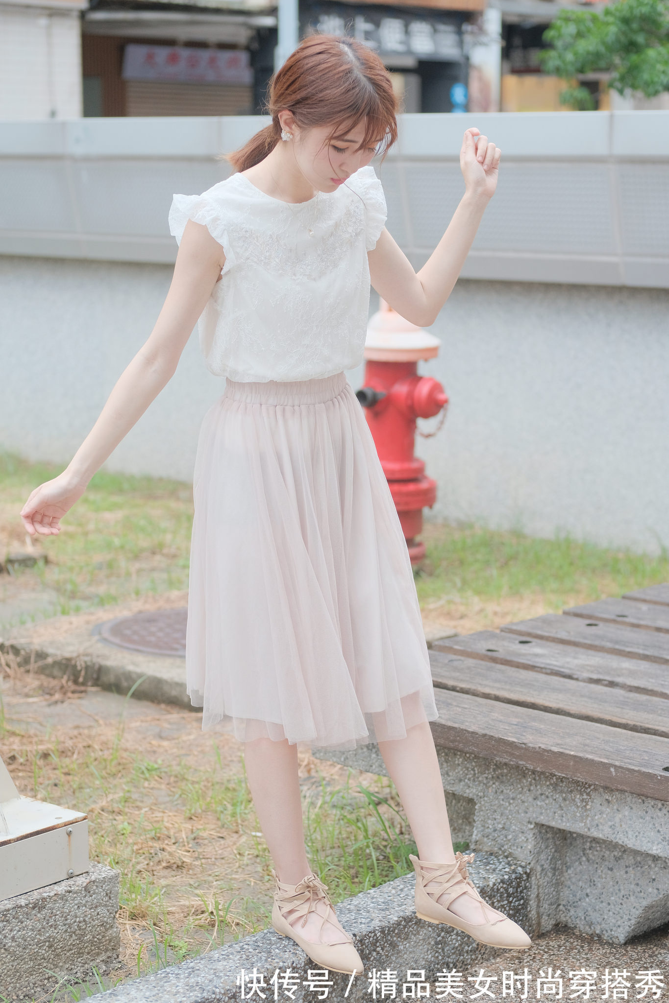 甜美风 白色蕾丝上衣搭配粉色网纱半身裙,甜美优雅