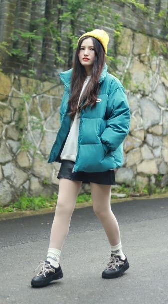 修饰 穿羽绒服不露腿?那你就大错特错了,学习这些露腿穿搭一样很美!