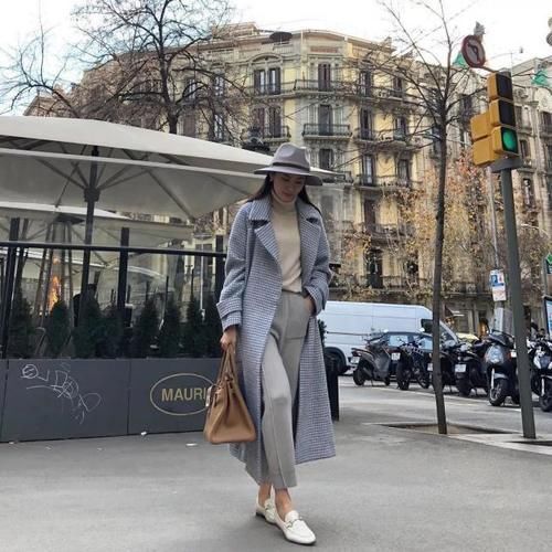 今冬，火了一款裤子叫：毛呢裤，配大衣气质又高级，谁穿谁好看