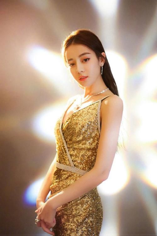 仙女|仙女的时尚穿搭，搭配优雅吊带裙，显知性显时尚美呆了！