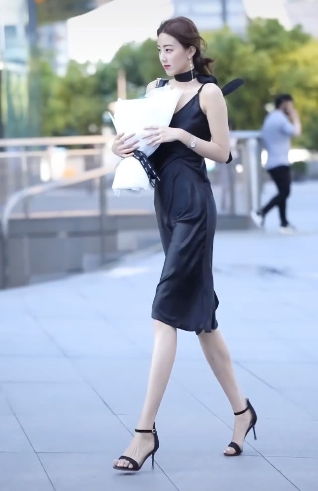 连衣裙 我终于信了,只有鞋跟细如针的“恨天高”才配得上黑裙,真美