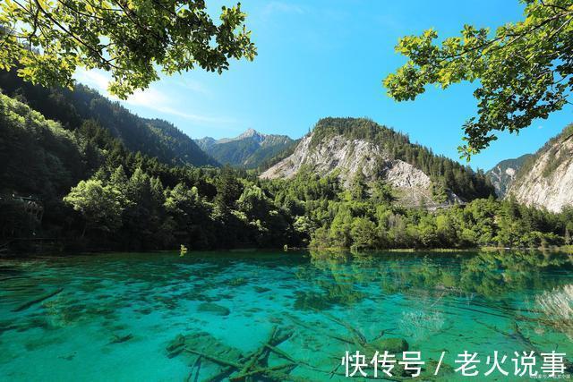 帆扬#古诗七律踏浪携鸥画卷间,邛池水色傲天蓝