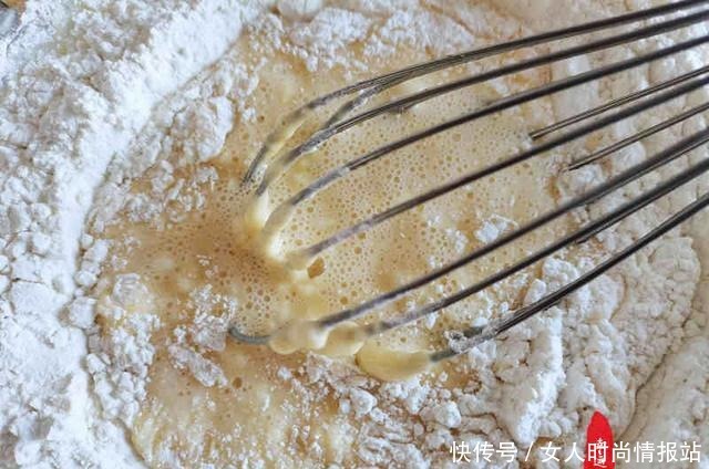 杯子蛋糕是个爆浆美味甜品,操作简单不用打发,好看又好吃哦