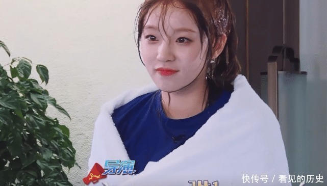 李晨在跑男录制中突然“下跪”挡镜头,只为照顾身后的她,太暖心