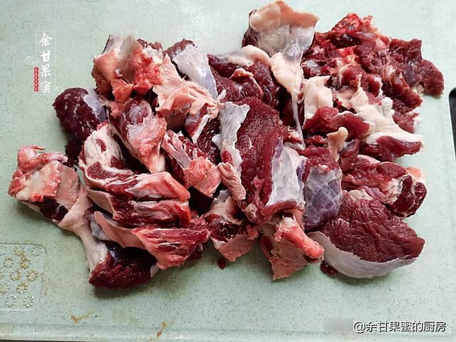 在家做学生早餐，汤鲜味美肉也多，菜和主食同上桌，省时省事