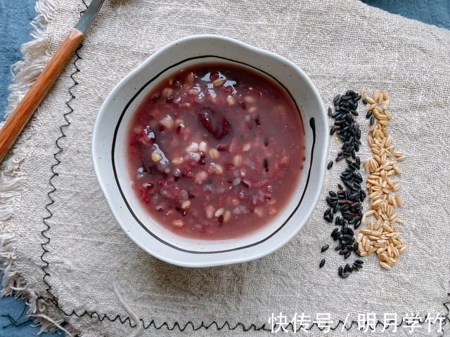 浸泡|黑米粥的正确做法，煮之前加一步，多加一种食材，比八宝粥还好喝