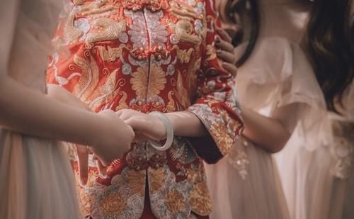 中式婚服搭配有何技巧？