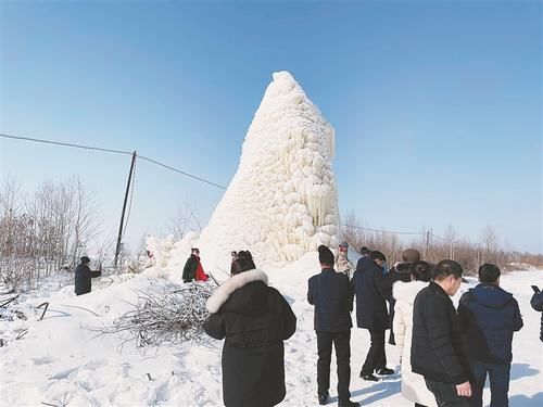 虎林市珍宝岛乡 堤坝旁“长出”十余米高“白玉冰柱”