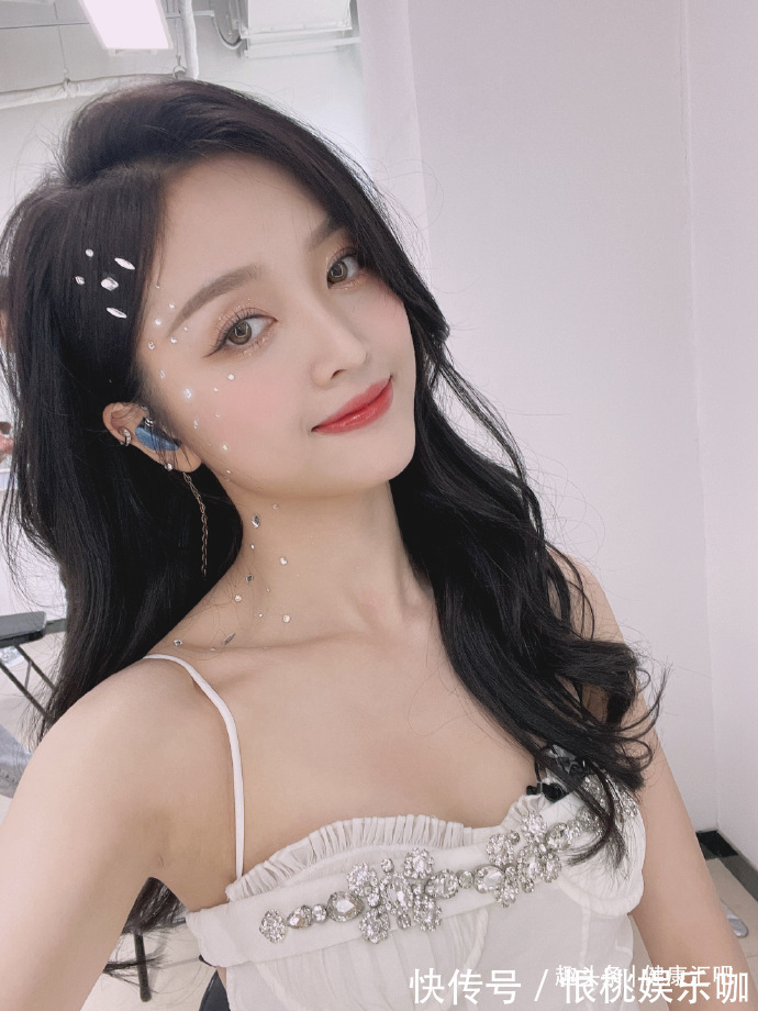 漫画腿|吴宣仪的漫画腿太好看了!又细又直,分享3个腿部动作,塑造同款