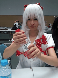 |搞笑GIF:妹子,你把我的步伐全打乱了!