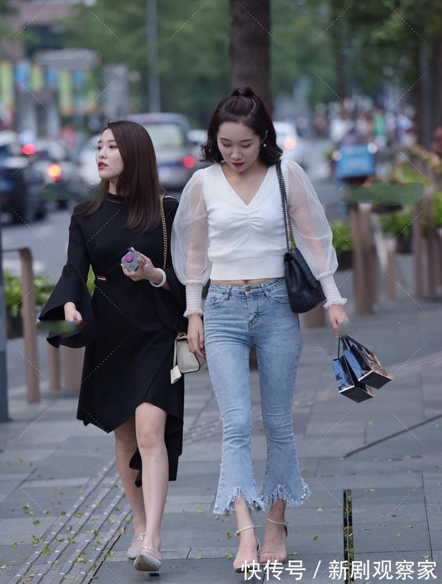 泡泡袖 网纱泡泡袖上衣搭配钉珠喇叭裤,性感时髦,可爱明媚!